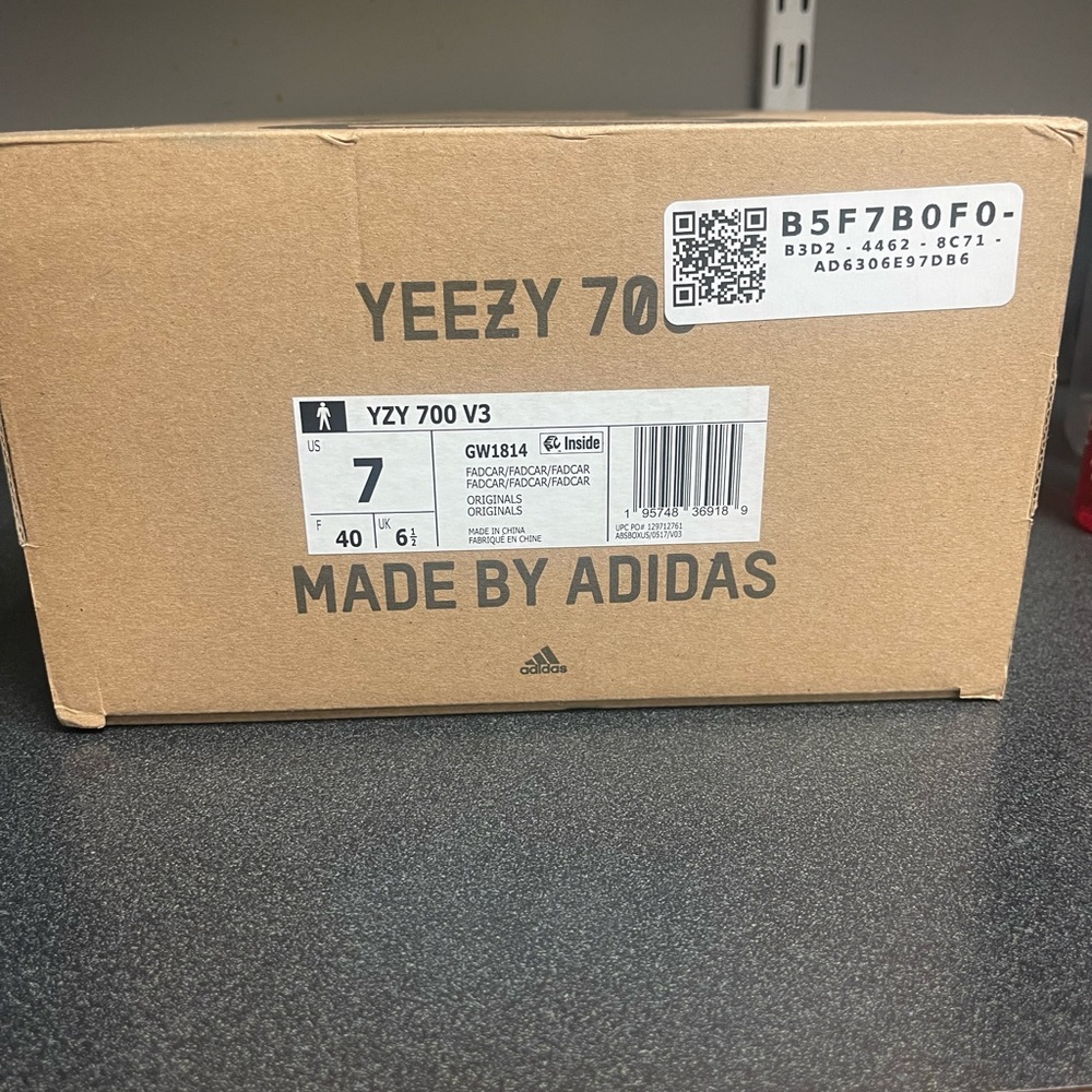 Yeezy 700 v3 fade carbon